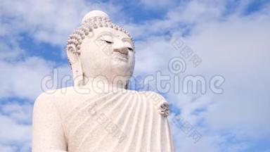 时间流逝：白<strong>大佛寺</strong>。 云彩在天空中奔跑，越过坐着的雕像。 4K. 泰国普吉岛。